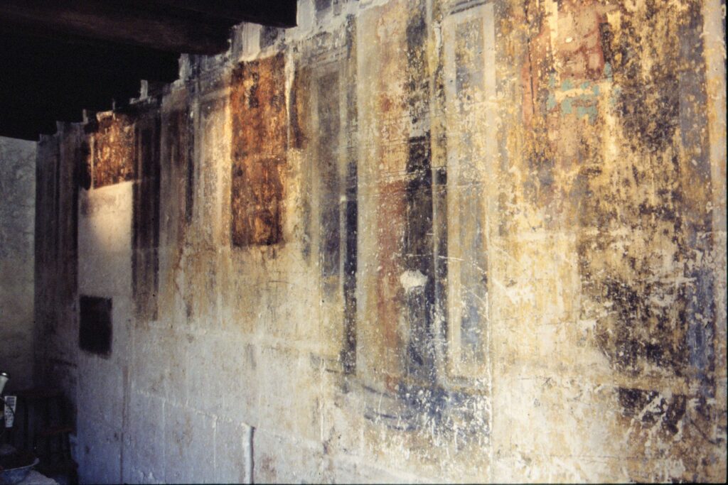 Vestibule-entree-Fresques-17eme-Chateau-de-Balzac-Charente-1980